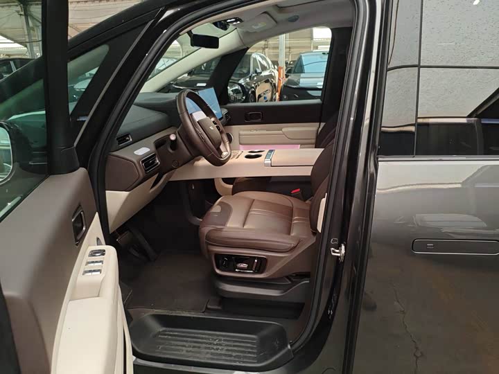 Фото 6 - LiXiang Mega