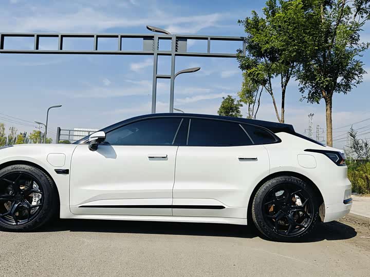 Фото 4 - Zeekr 001