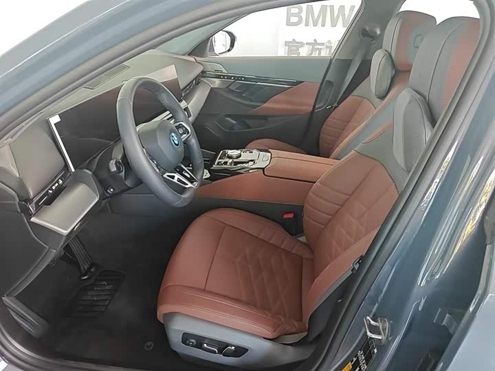 Фото 12 - BMW i5