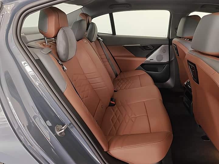 Фото 14 - BMW i5