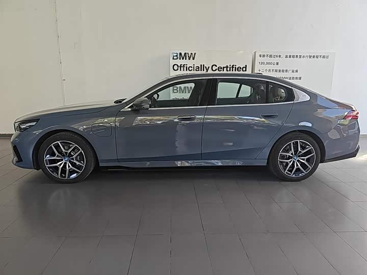 Фото 2 - BMW i5