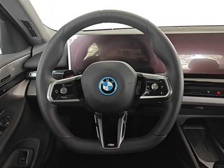Фото 9 - BMW i5