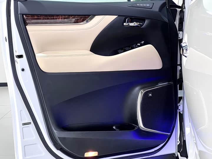 Фото 18 - Toyota Alphard