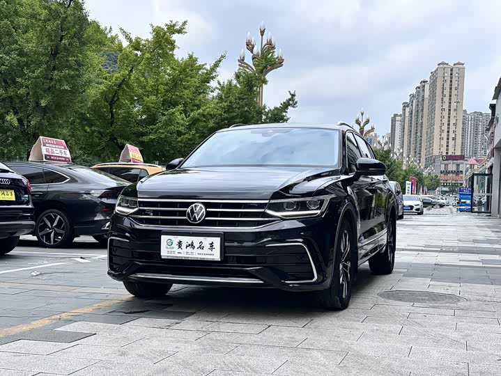 Фото 3 - Volkswagen Tiguan L Pro