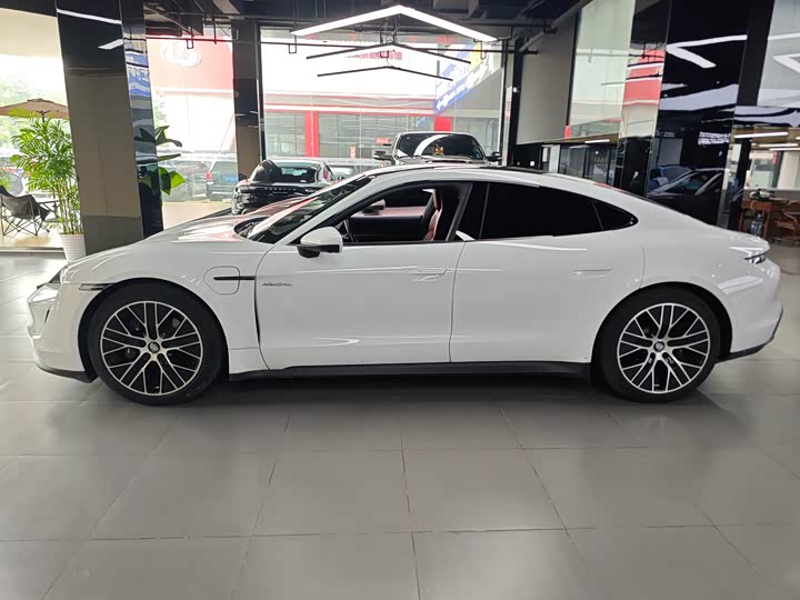 Фото 3 - Porsche Taycan