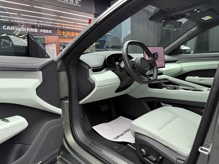 Фото 14 - Zeekr 001