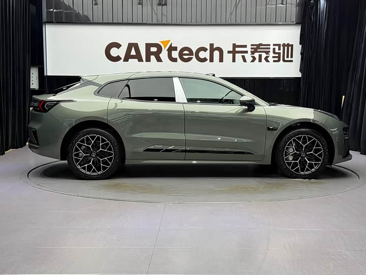 Фото 8 - Zeekr 001