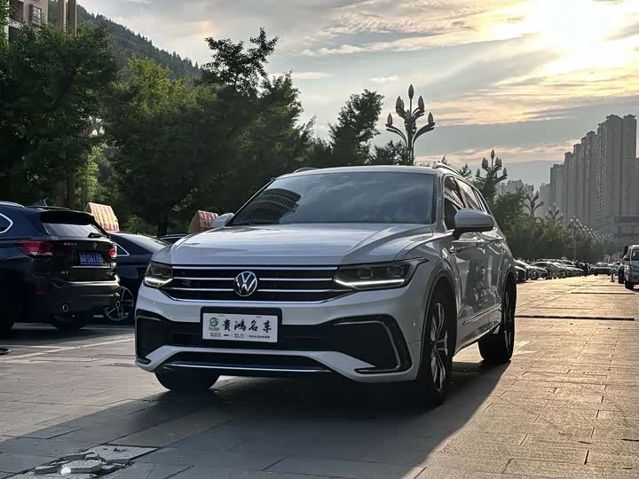 Фото 3 - Volkswagen Tiguan L Pro