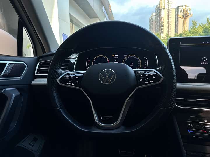Фото 6 - Volkswagen Tiguan L Pro