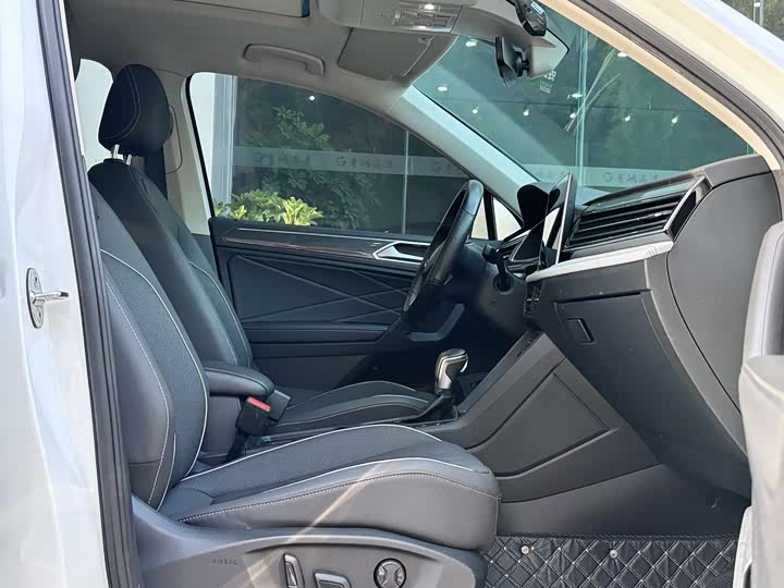 Фото 8 - Volkswagen Tiguan L Pro