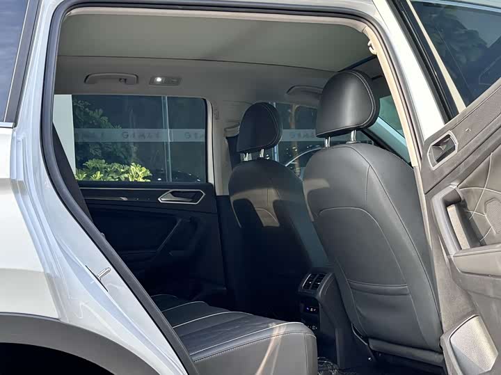 Фото 9 - Volkswagen Tiguan L Pro