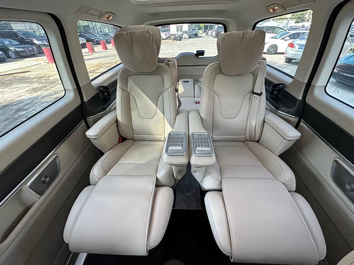 Фото 10 - Mercedes-Benz V-Class