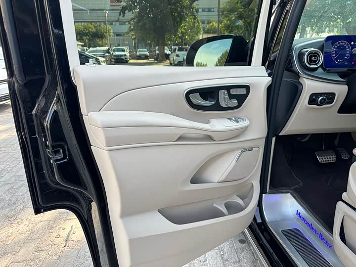 Фото 13 - Mercedes-Benz V-Class