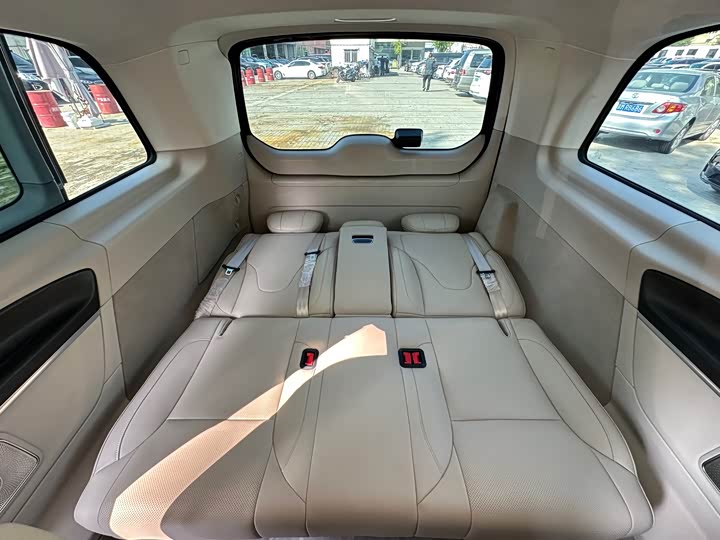 Фото 17 - Mercedes-Benz V-Class