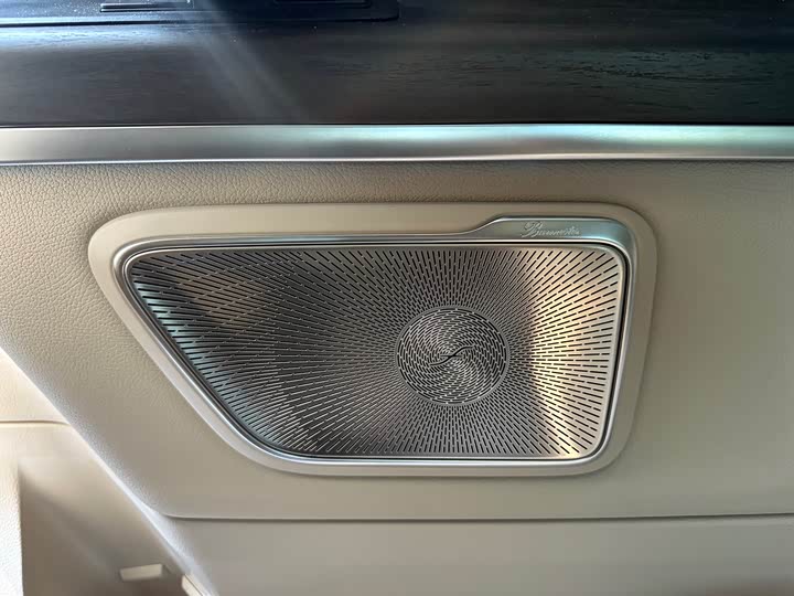 Фото 21 - Mercedes-Benz V-Class