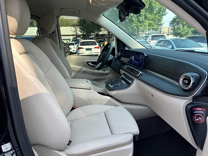 Фото 24 - Mercedes-Benz V-Class