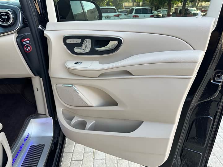 Фото 25 - Mercedes-Benz V-Class