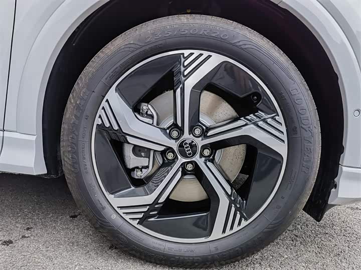 Фото 12 - Audi Q4 e-tron