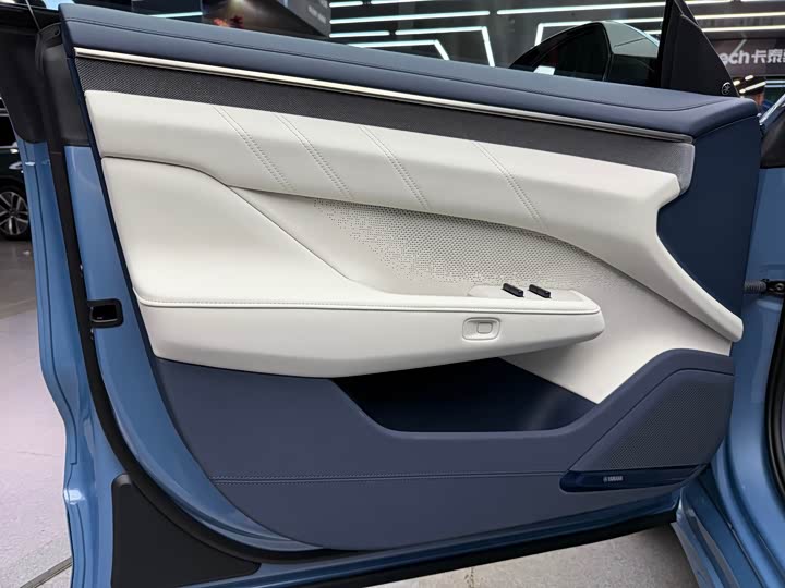 Фото 14 - Zeekr 001