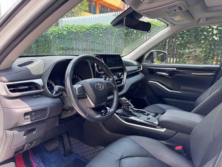 Фото 11 - Toyota Highlander