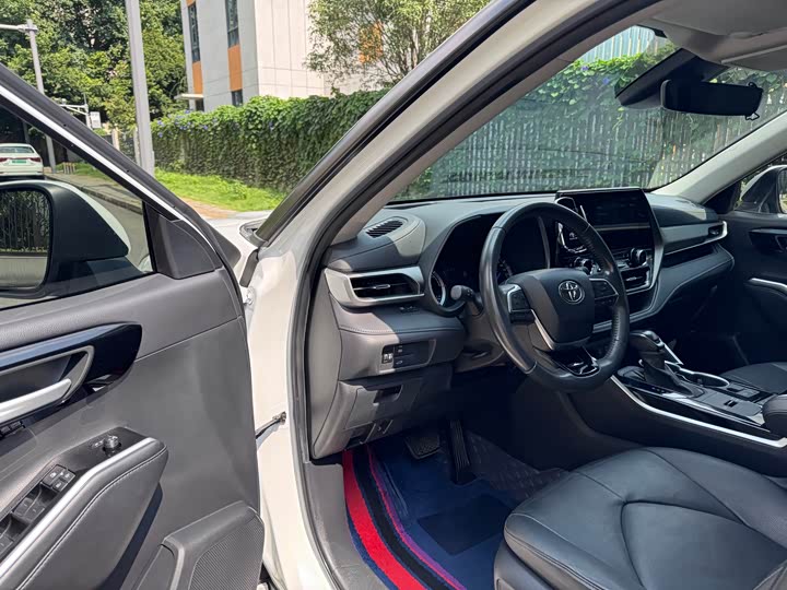 Фото 12 - Toyota Highlander