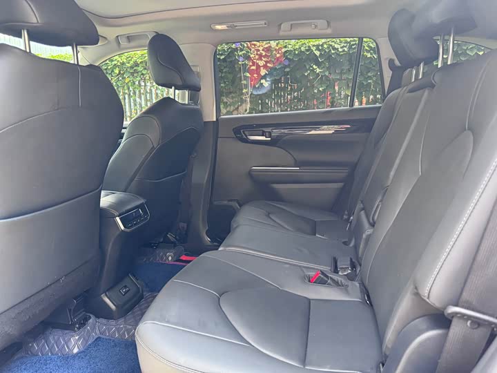 Фото 13 - Toyota Highlander