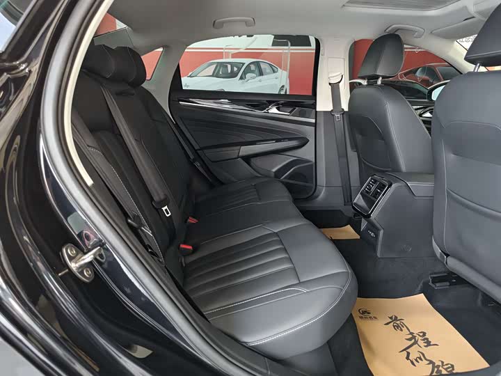 Фото 14 - Volkswagen Passat