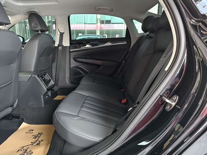 Фото 16 - Volkswagen Passat