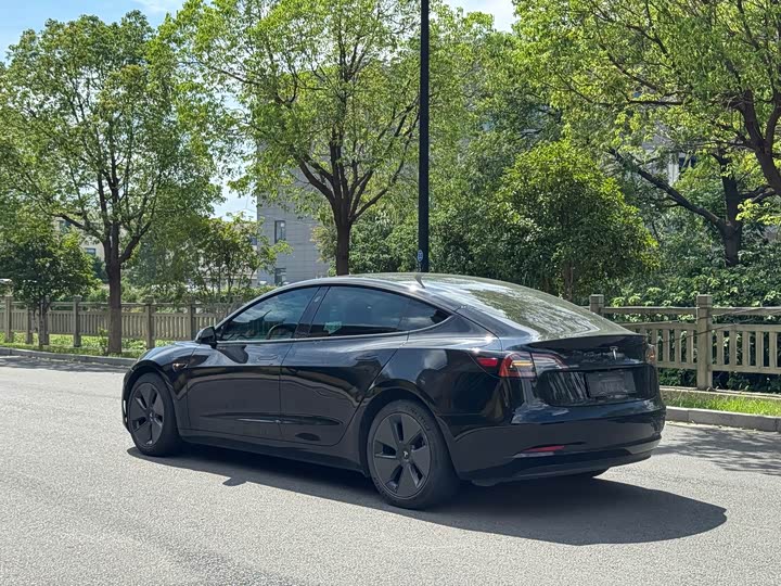 Фото 6 - Tesla Model 3