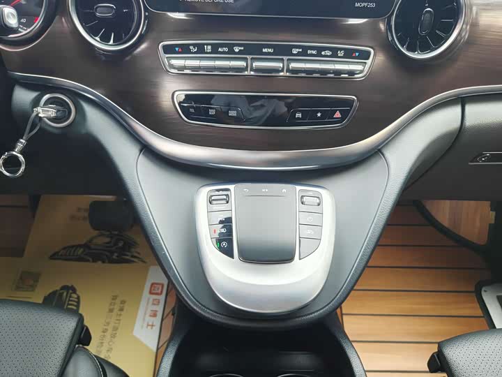 Фото 10 - Mercedes-Benz V-Class