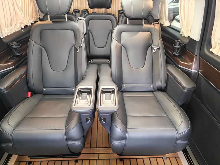 Фото 17 - Mercedes-Benz V-Class