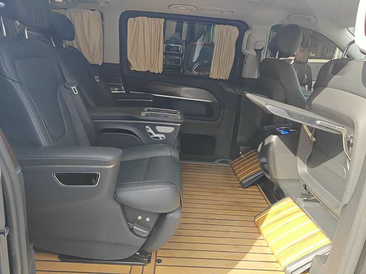Фото 25 - Mercedes-Benz V-Class