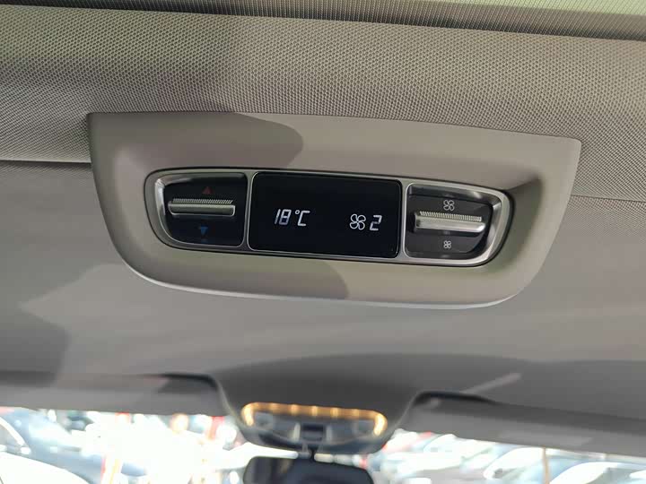 Фото 28 - Mercedes-Benz V-Class