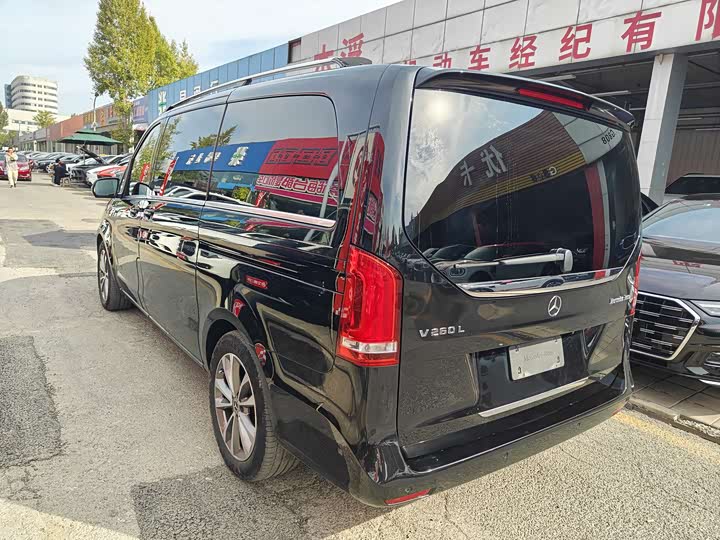 Фото 33 - Mercedes-Benz V-Class