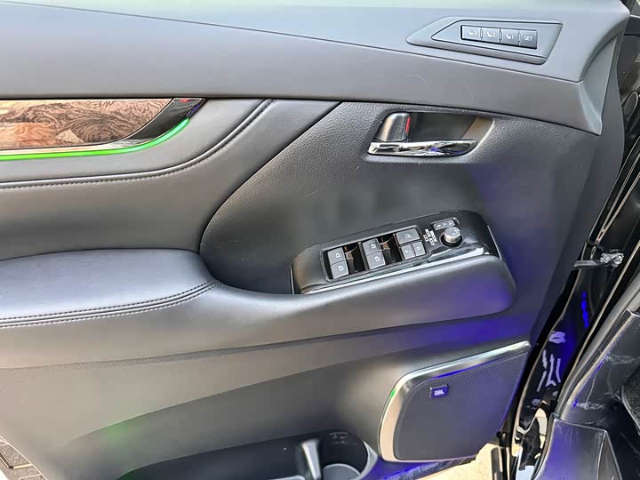 Фото 11 - Toyota Vellfire