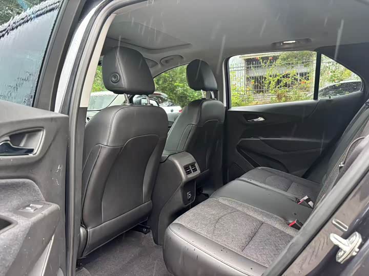 Фото 6 - Chevrolet Equinox