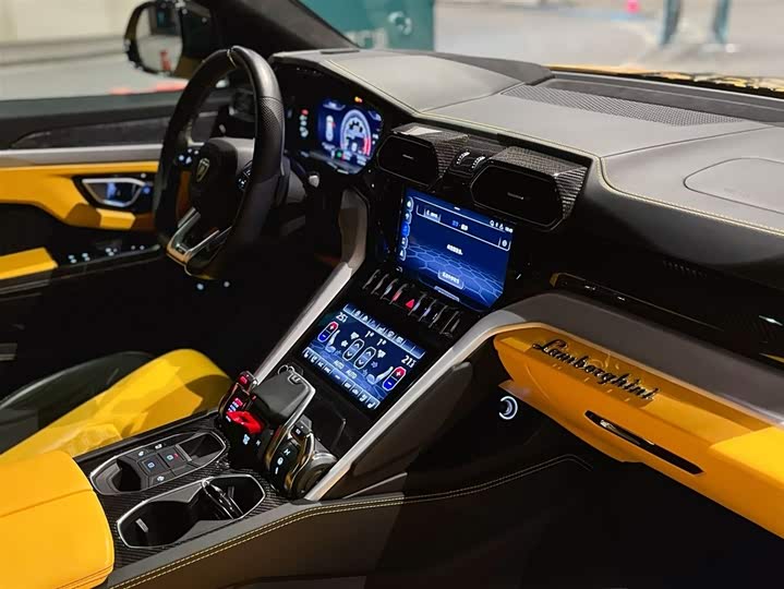 Фото 10 - Lamborghini Urus