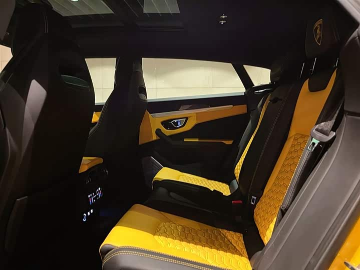 Фото 13 - Lamborghini Urus