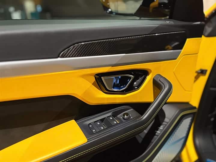 Фото 8 - Lamborghini Urus