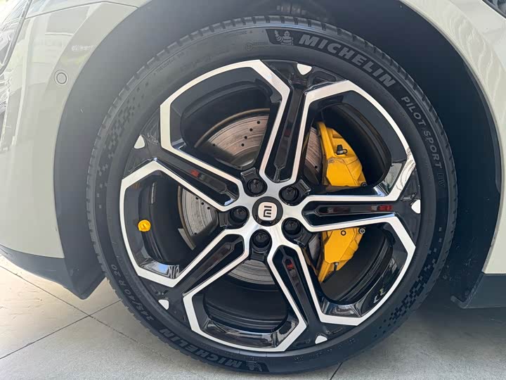 Фото 12 - Xiaomi SU7