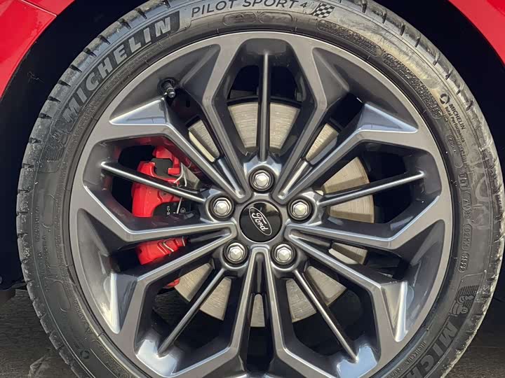 Фото 10 - Ford Focus