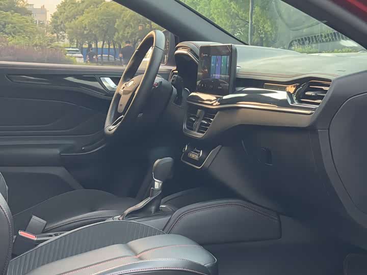 Фото 18 - Ford Focus