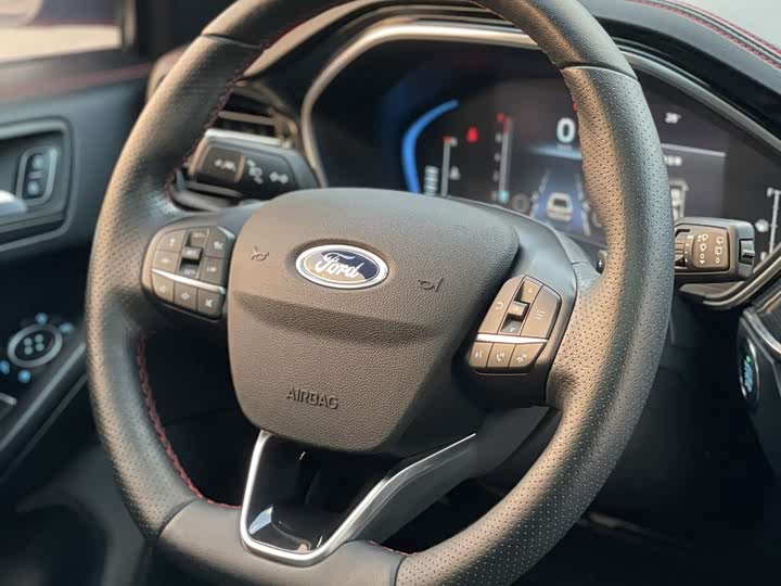 Фото 20 - Ford Focus