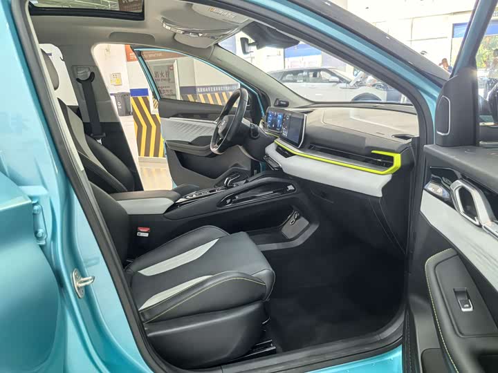 Фото 10 - Geely Coolray