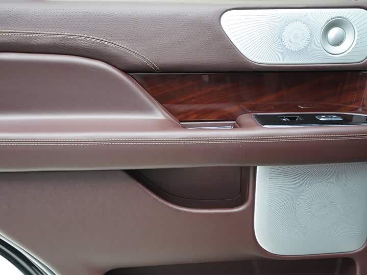 Фото 12 - Lincoln Navigator