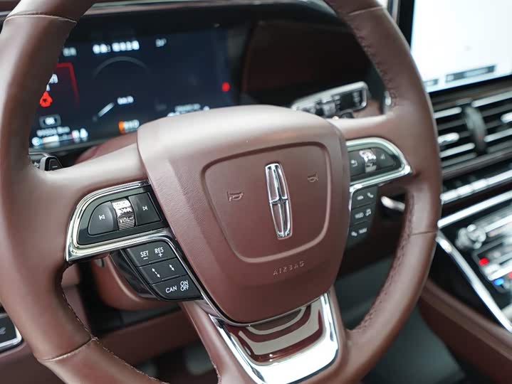 Фото 8 - Lincoln Navigator