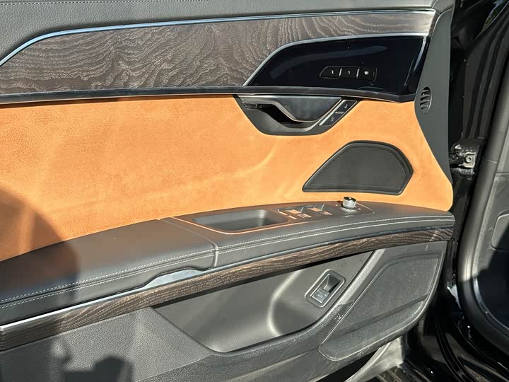 Фото 14 - Audi A8