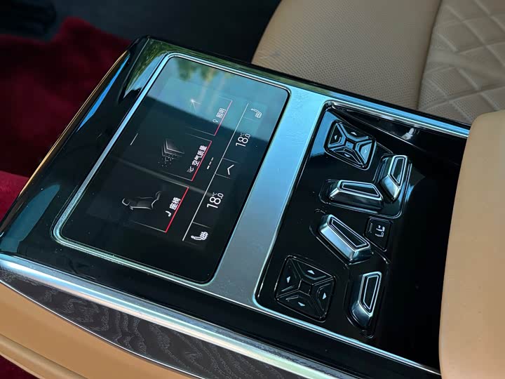 Фото 15 - Audi A8