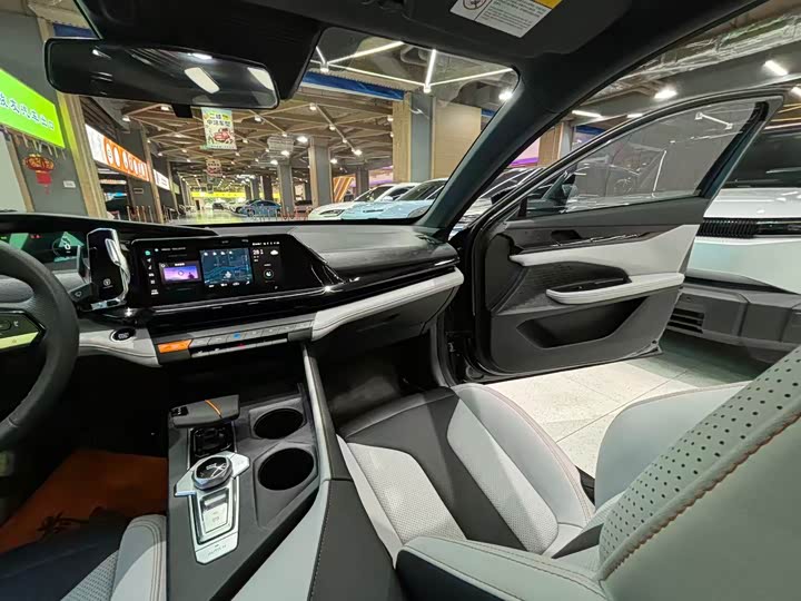 Фото 26 - Changan UNI-V Hybrid