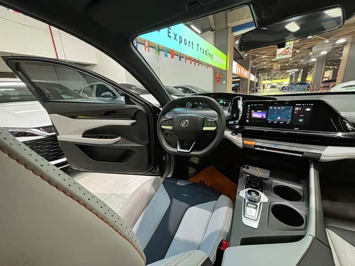 Фото 27 - Changan UNI-V Hybrid